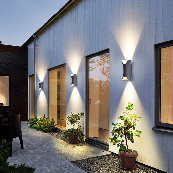 Moderne LED-Außenwandleuchte schwarz, wasserdicht, mit Up & Down Lichteffekt für Fassaden.