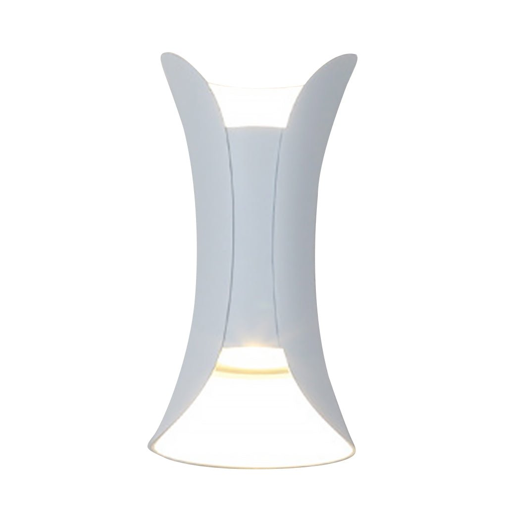 Goldene LED-Wandleuchte, wasserdicht, modernes Design, Up & Down Licht für stilvolle Terrassen.