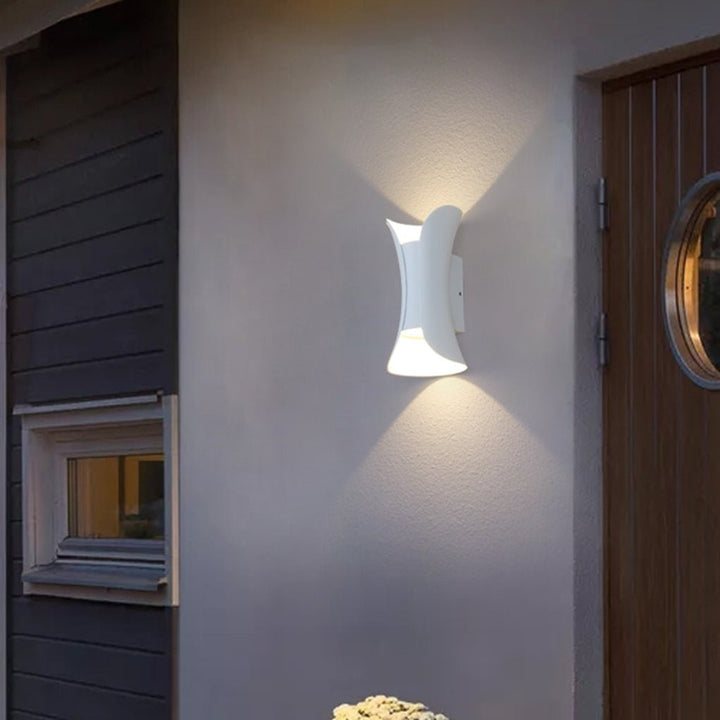 Vielseitige LED-Außenleuchte weiß, wasserdicht, Up & Down Licht, für Garten, Terrasse und Eingangsbereich.