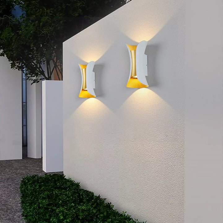 Moderne LED-Außenbeleuchtung schwarz, wasserdicht, Up & Down Licht, aus Metall für den Außenbereich.