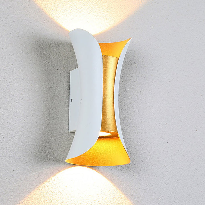 Zeitlose LED-Wandleuchte Gold, Up & Down Licht, wasserdicht, ideal zur Beleuchtung von Gebäudefassaden.
