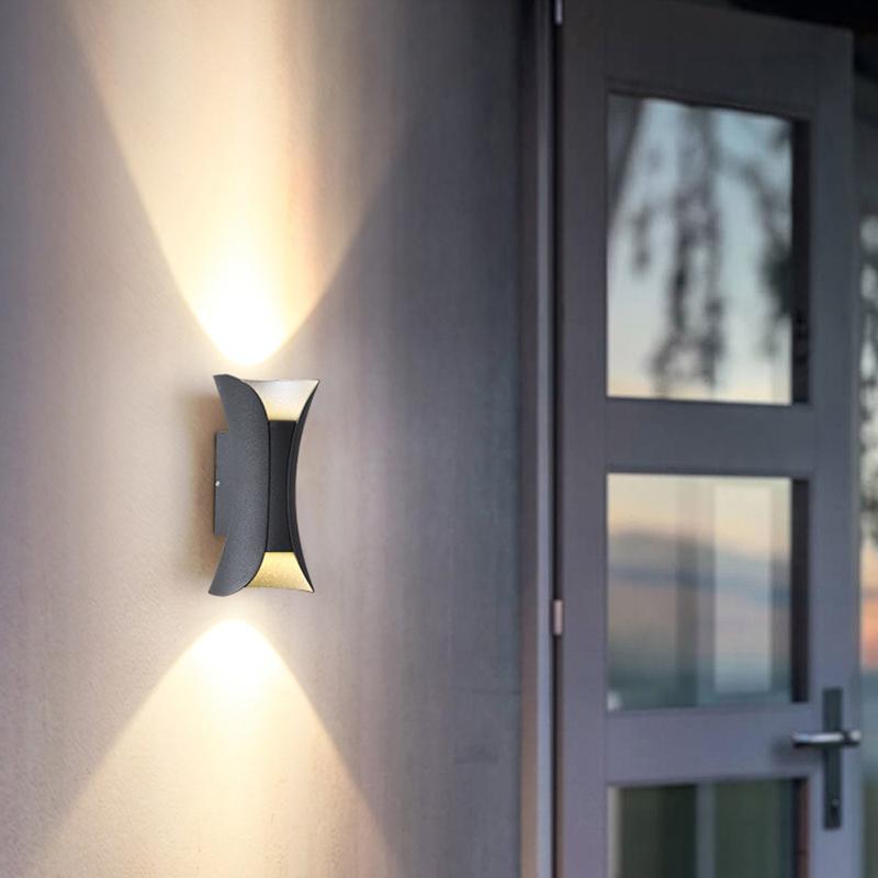 Elegante weiße LED-Wandleuchte aus Metall, Up & Down Licht, wasserdicht für den Außenbereich.