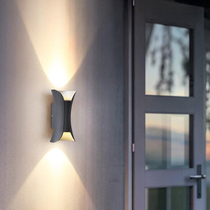 Elegante weiße LED-Wandleuchte aus Metall, Up & Down Licht, wasserdicht für den Außenbereich.