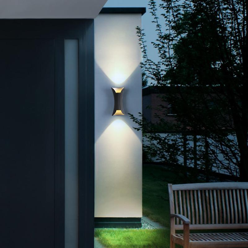Robuste schwarze LED-Außenleuchte, wasserdicht & wetterfest, mit Up & Down Licht für Garten & Terrasse.