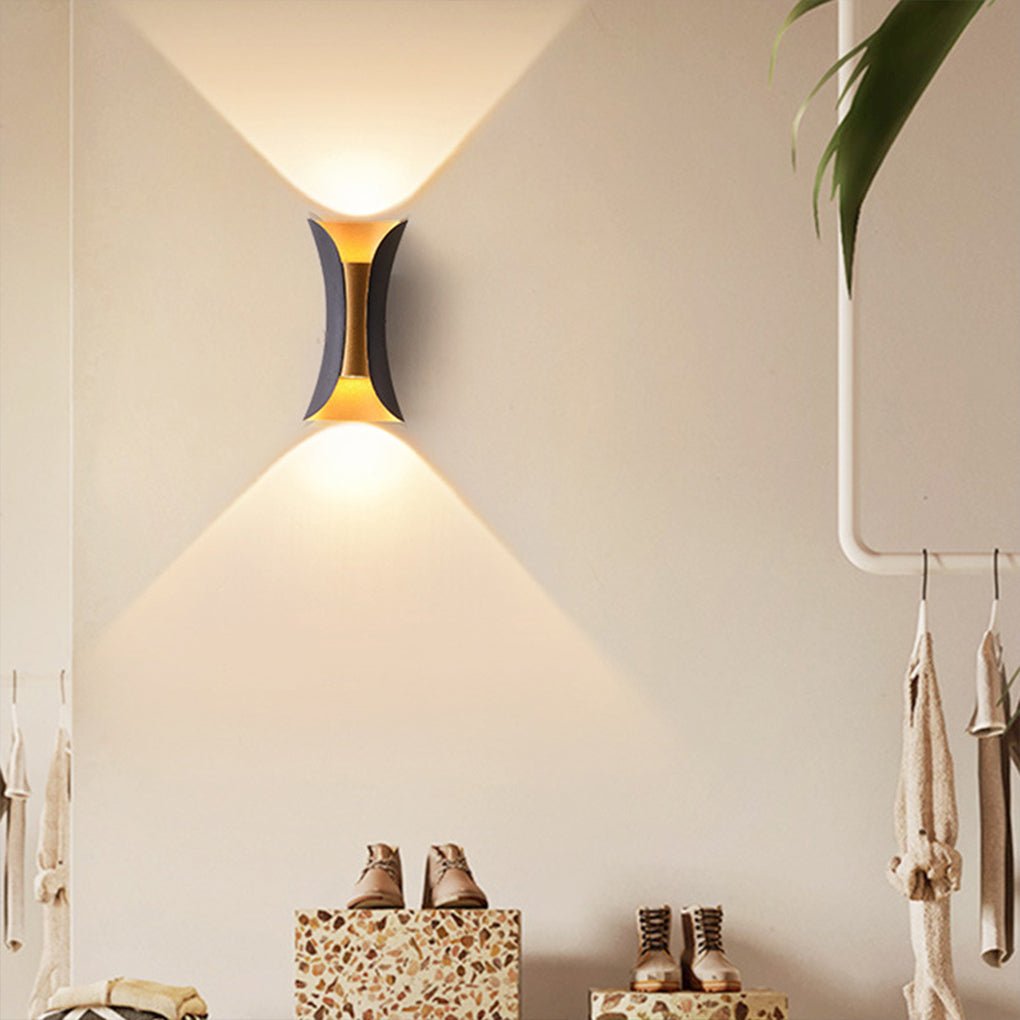 Stilvolle weiße LED-Wandlampe, modern, Up & Down Licht, aus Metall für effektvolle Gartenbeleuchtung.