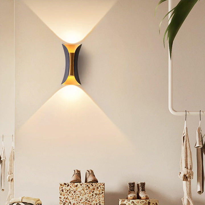 Stilvolle weiße LED-Wandlampe, modern, Up & Down Licht, aus Metall für effektvolle Gartenbeleuchtung.