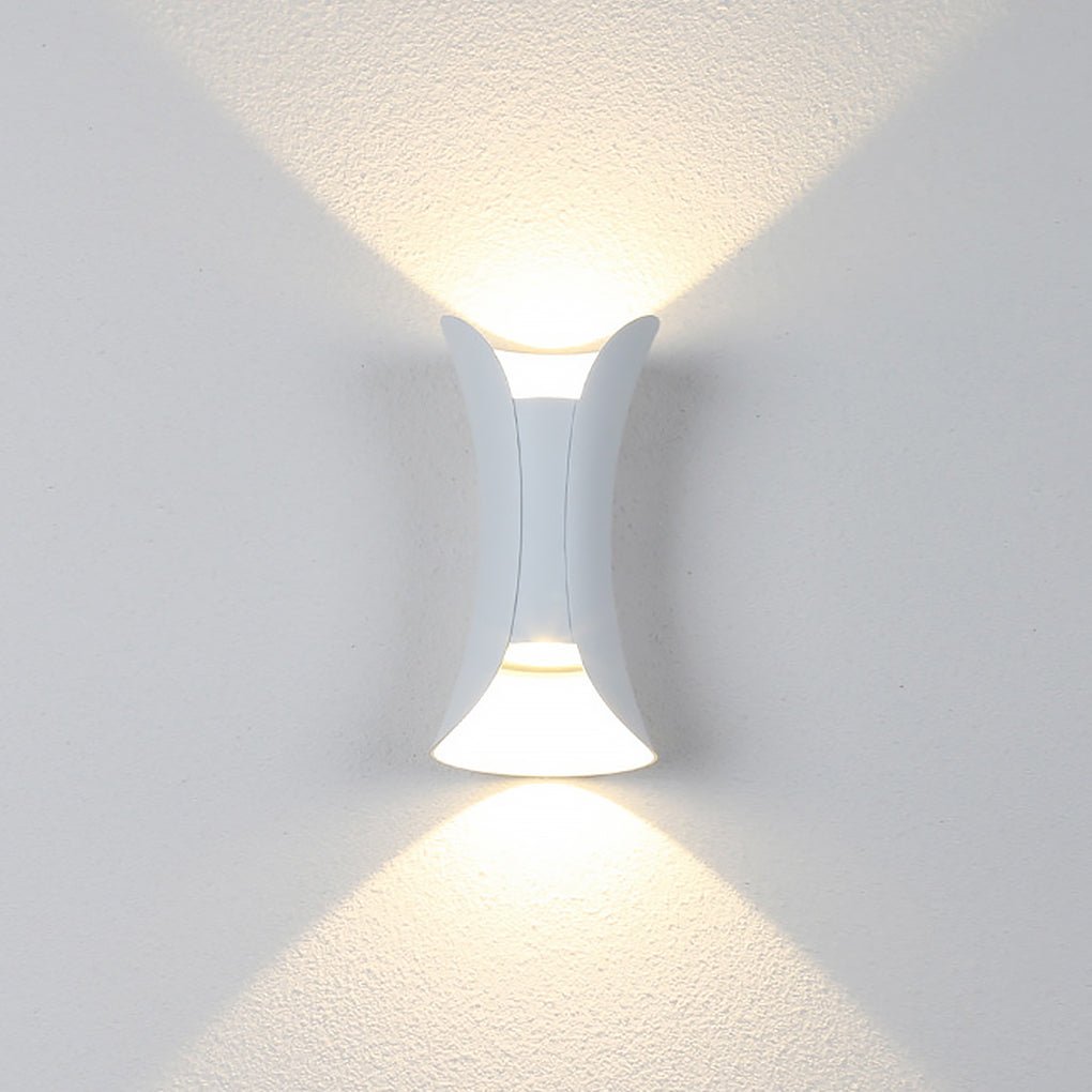 Minimalistische LED-Außenleuchte gold, wasserdicht, Up & Down Licht, für moderne Fassaden.