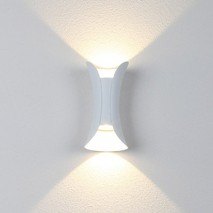 Minimalistische LED-Außenleuchte gold, wasserdicht, Up & Down Licht, für moderne Fassaden.