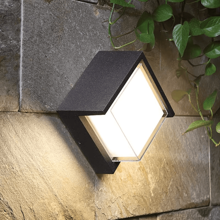 Moderne LED-Außenwandleuchte, stilvolles Design für Terrasse & Garten. Wetterfest IP65.