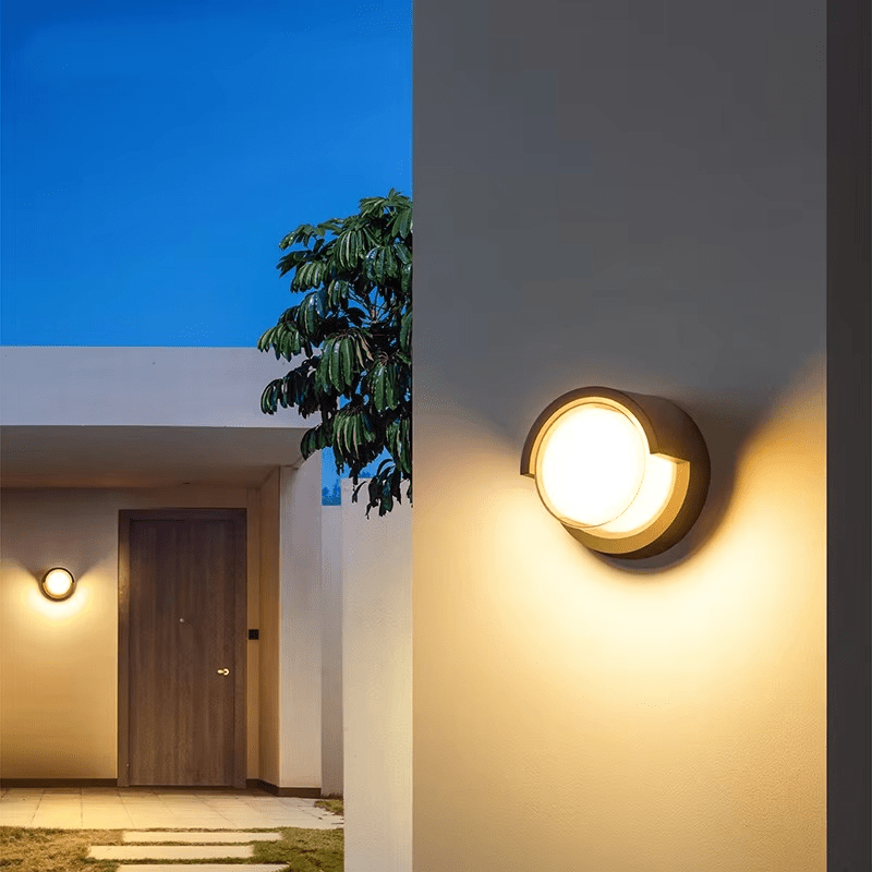 Effiziente LED-Außenleuchte, minimalistisches Design, schafft Atmosphäre an jeder Hauswand.