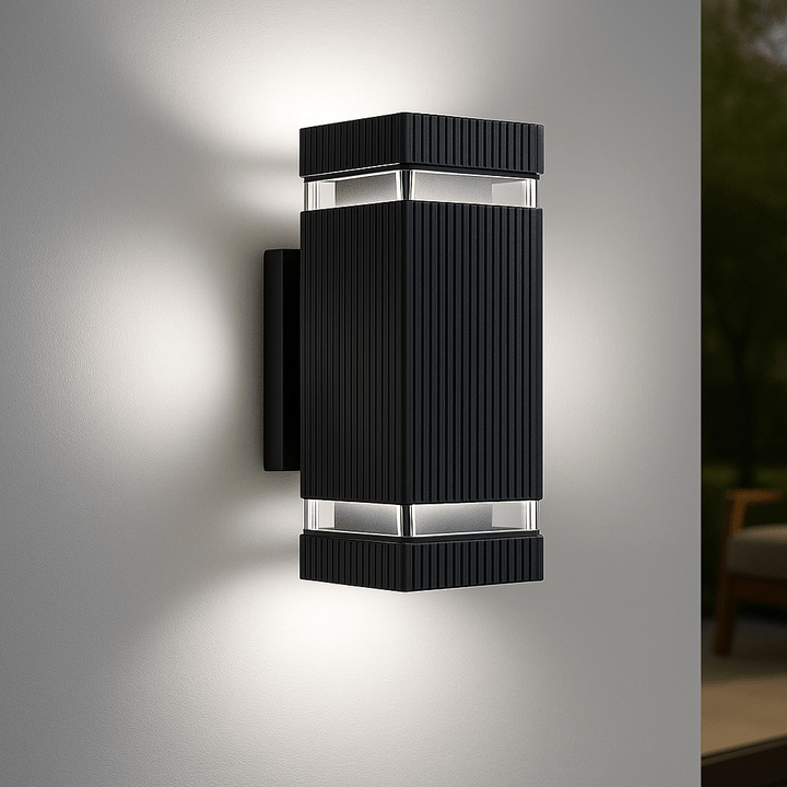 Langlebige LED Außenbeleuchtung mit Up-Down-Lichteffekt, IP65 wasserdicht für moderne Garten- und Terrassenwände.