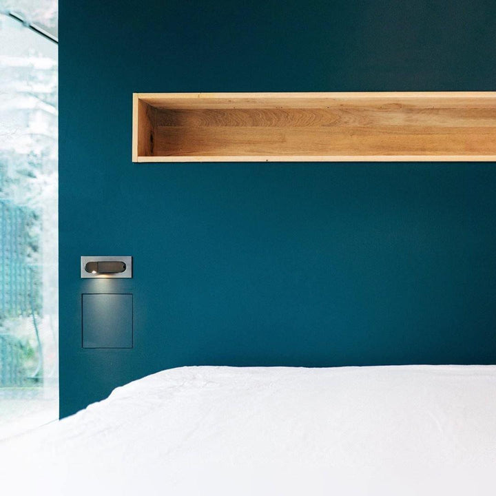 Intelligente LED Leselampe für das Bett, mit anpassbarem Lichtspektrum und Druckschalter.