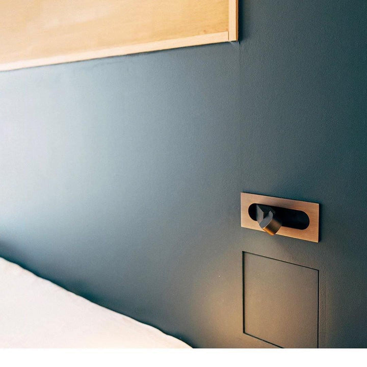Minimalistische LED Wandleuchte für Schlafzimmer, bietet warmes oder kaltes Leselicht.