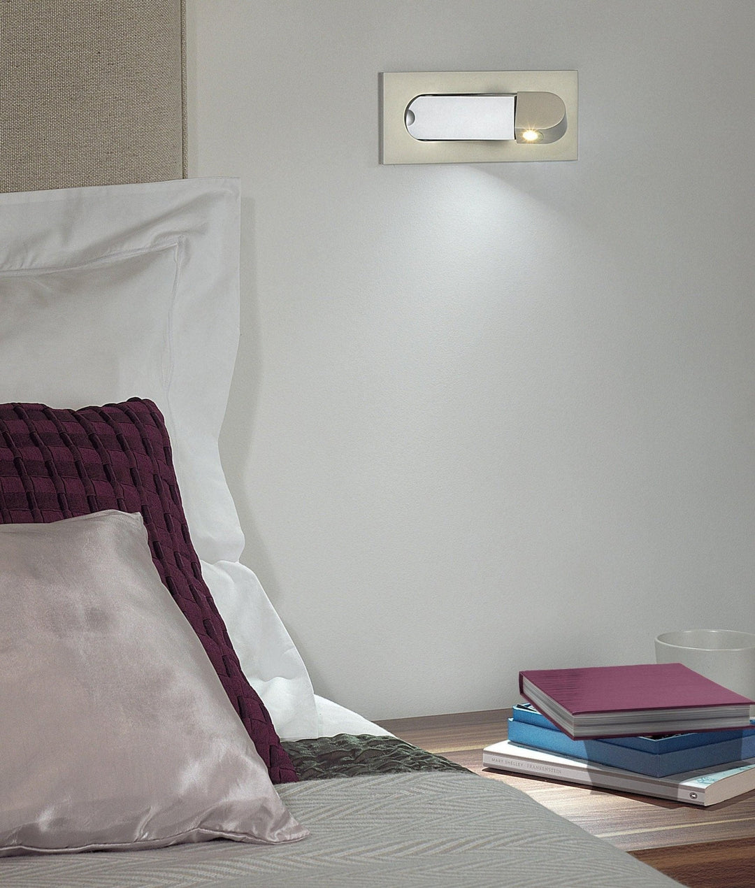 Moderne LED Leselampe für die Wand im Schlafzimmer, farbwechselnd & energieeffizient.