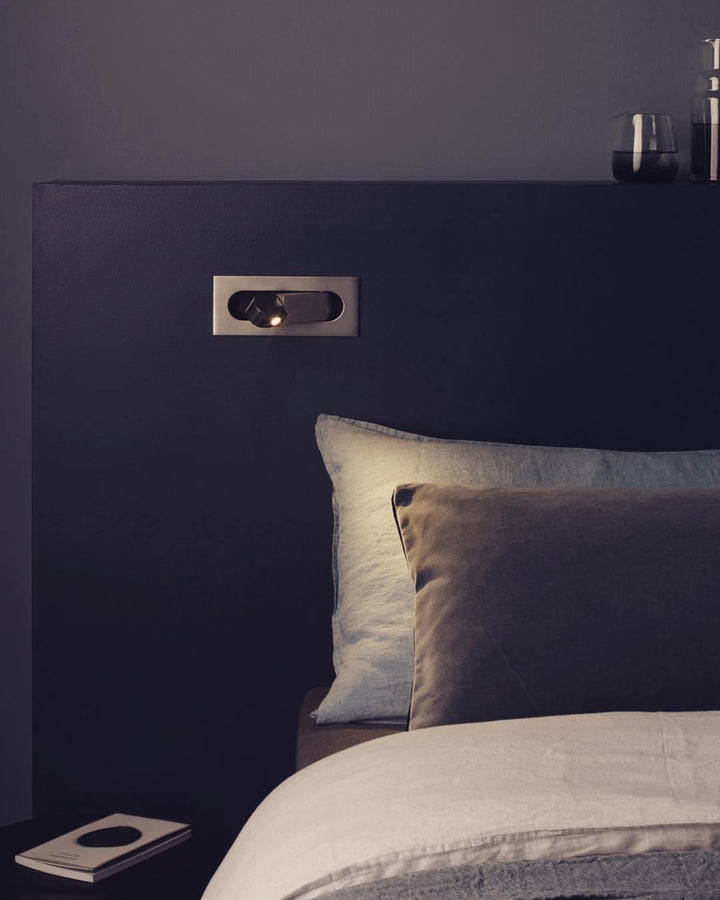 Stilvolles Leselicht: LED Wandlampe mit anpassbaren Lichtfarben, ideal für Schlafzimmer.