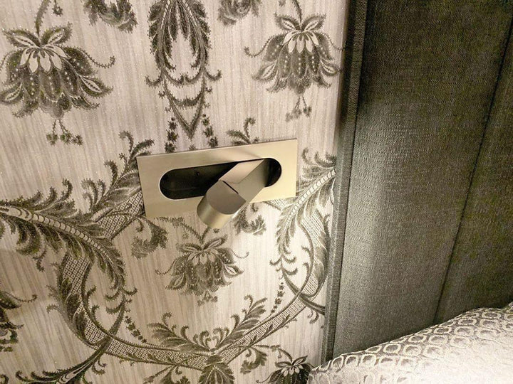 Dimmbare LED Schlafzimmerlampe mit Druckschalter, bietet angenehmes Leselicht.