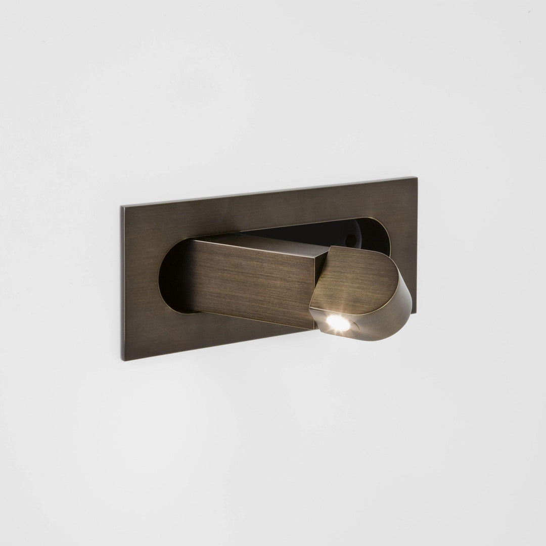 Elegante LED Bettleseleuchte mit verstellbarem Licht für entspannte Atmosphäre im Schlafzimmer.
