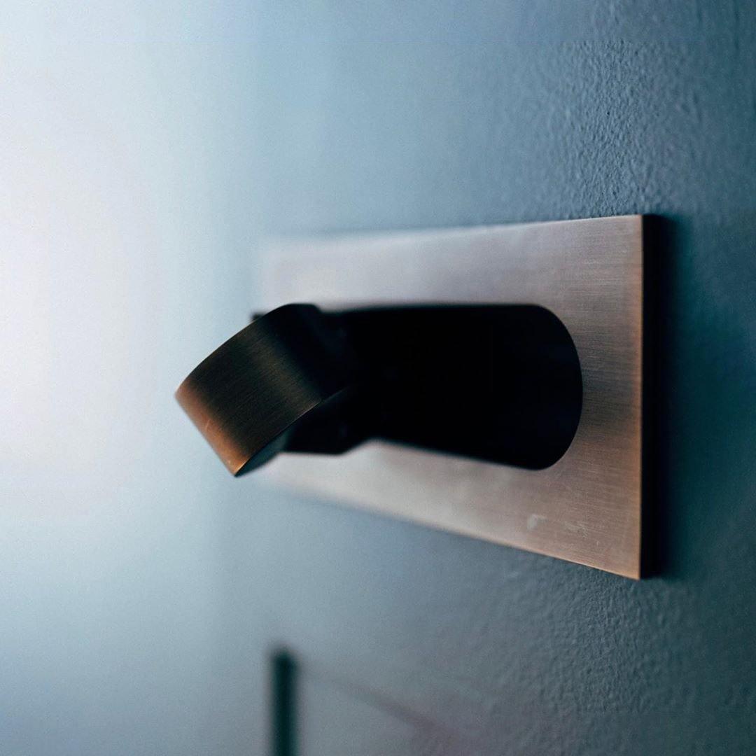 LED Bettlampe mit Druckschalter und anpassbarem Leselicht für Schlafzimmer & Hotel.
