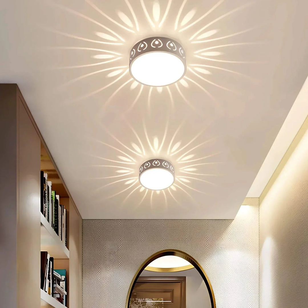 Detailansicht der modernen LED Deckenlampe mit funkelnden Kristall-Elementen und hochwertigem Acryl.
