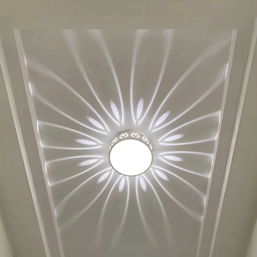 Zeitgemäße LED Deckenlampe mit klarem Acryl und glitzernden Kristall-Akzenten für ein luxuriöses Ambiente.