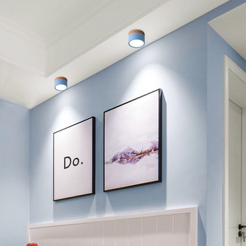 Elegante LED-Deckenleuchte im Morandi-Stil; modernes Design für zeitgemäße Innenräume.