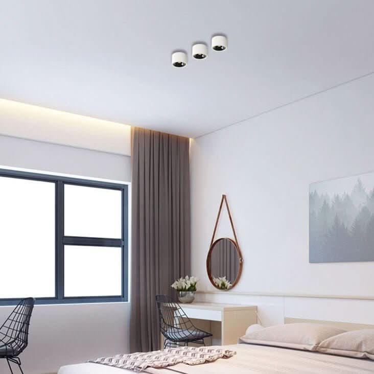 Elegante weiße LED Deckenleuchte mit verstellbaren Spots für flexible Akzentbeleuchtung im Flur.