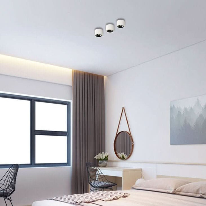 Elegante weiße LED Deckenleuchte mit verstellbaren Spots für flexible Akzentbeleuchtung im Flur.