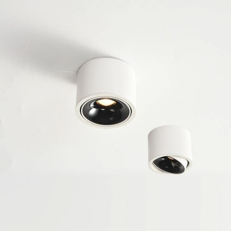Weiße, minimalistische LED Deckenleuchte mit verstellbaren Spots, schafft angenehme Innenbeleuchtung.