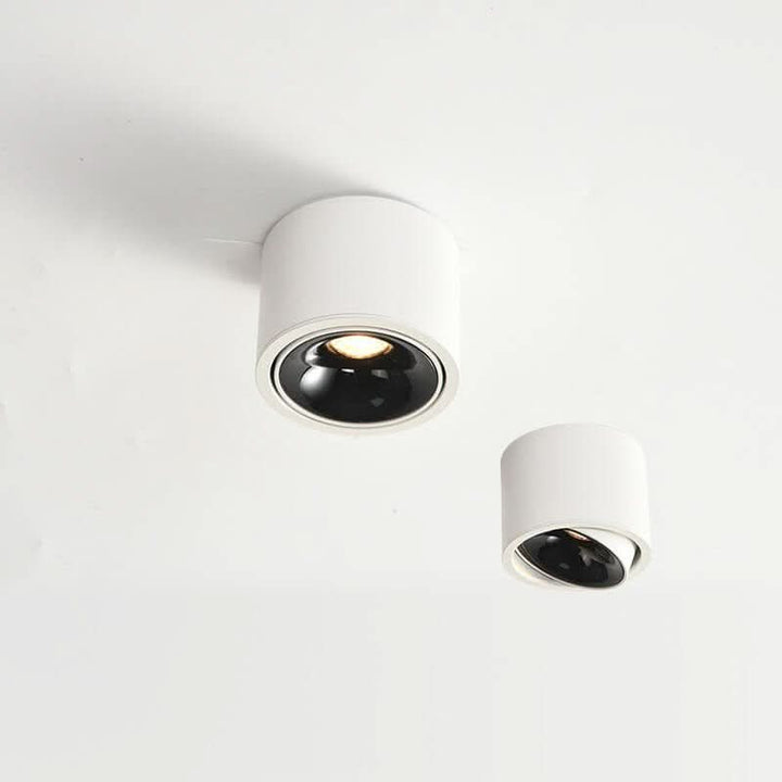Weiße, minimalistische LED Deckenleuchte mit verstellbaren Spots, schafft angenehme Innenbeleuchtung.