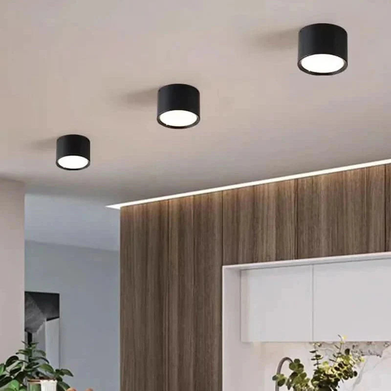 Helle, energieeffiziente LED Küchenlampe in modernem Schwarz-Weiß-Design.