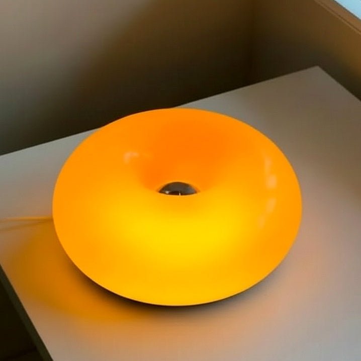 Moderne LED-Donut-Tischlampe in Weiß, dimmbar, für stilvolles Stimmungslicht im Wohn- oder Schlafzimmer.