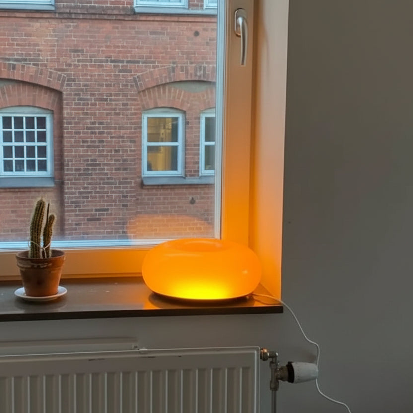 Elegante weiße LED-Donut-Lampe, dimmbar, als Tisch- oder Wandleuchte, modernes Design für jeden Raum.