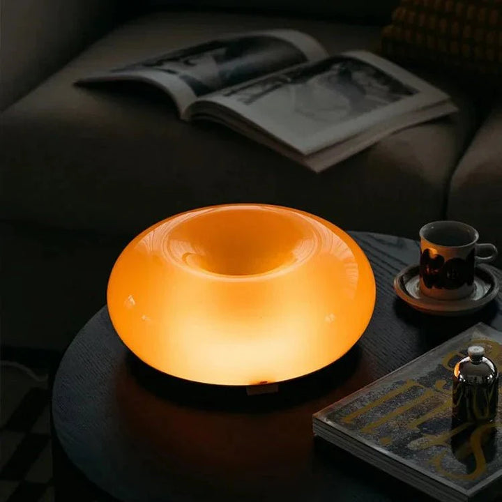 Stilvolle LED-Donut-Lampe, modern und vielseitig als Tisch- oder Wandleuchte, passend für Wohn- und Schlafzimmer.