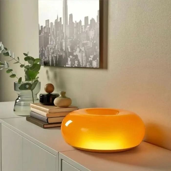 Elegante Donut-LED-Wandleuchte in minimalistischem Design, schafft moderne Beleuchtung im Flur oder Büro.
