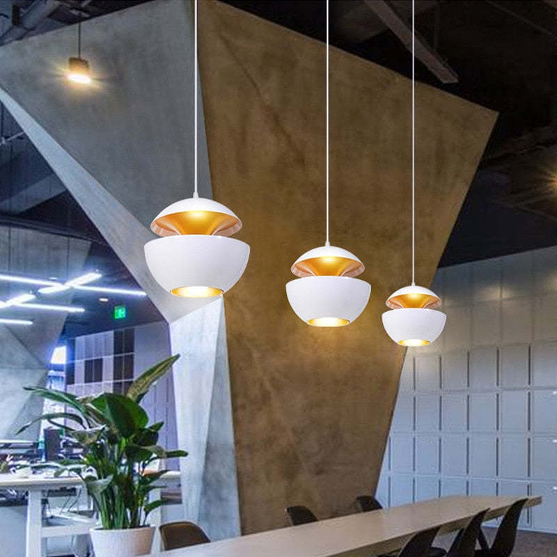 Design-Hängeleuchte AstraGlow: Moderne LED-Lampe für stilvolle Schlafzimmer-Innenbeleuchtung.