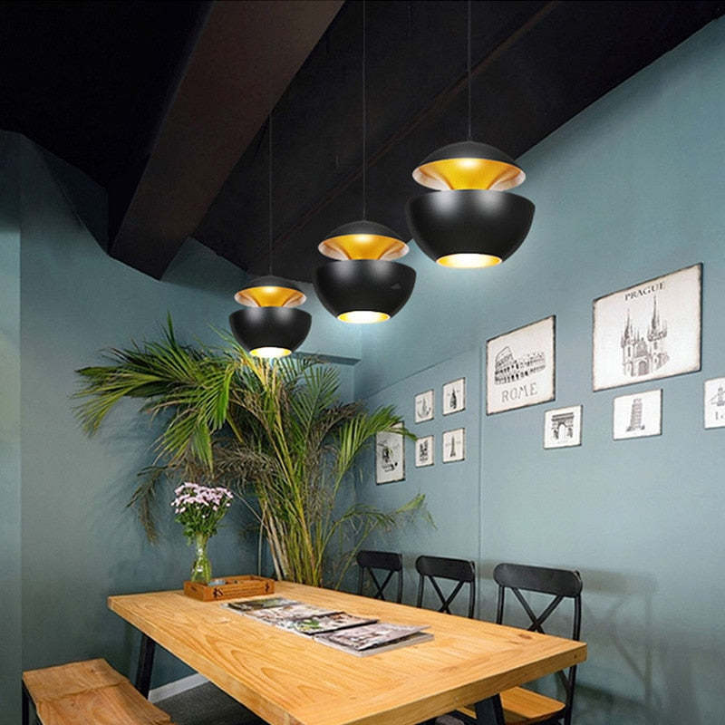 AstraGlow LED-Lampe: Moderne Hängeleuchte, die stilvolles Licht im Wohnzimmer schafft.