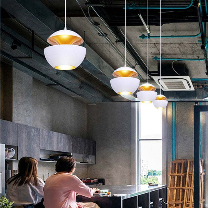 Schlafzimmer-Designlampe AstraGlow, moderne LED-Beleuchtung mit sanftem, warmem Schein.