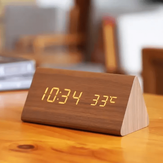 Moderne LED-Holzuhr mit Sprachsteuerung, minimalistisches Design, digitale Zeitanzeige für Smart Home.