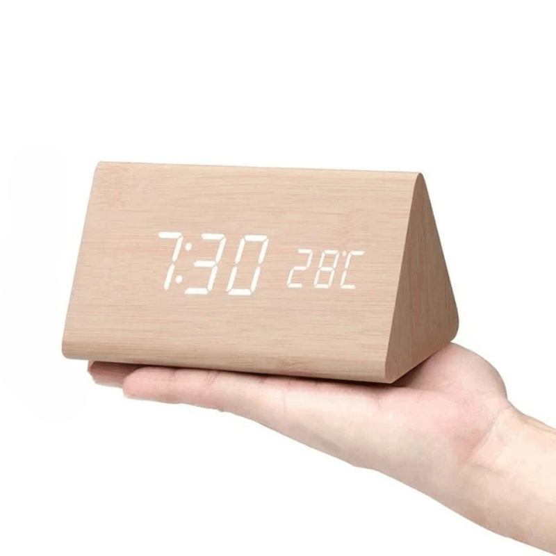 Tischuhr mit Holzoptik, LED-Display und Sprachsteuerung, stilvoller Wecker und moderne Deko-Uhr.