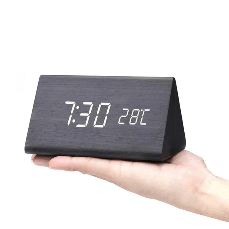 Holz-Digitaluhr mit LED-Anzeige und Sprachsteuerung, ideal als moderne Tischuhr oder dekorativer Wecker.