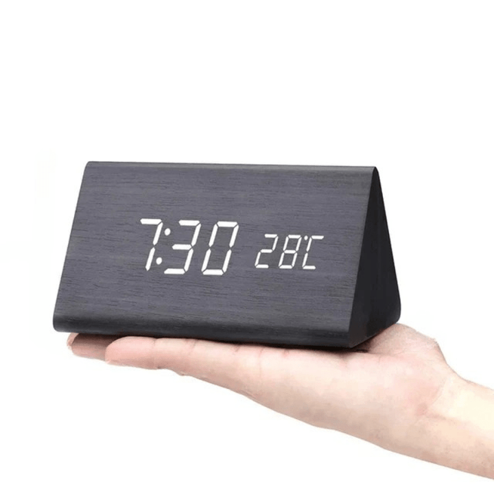 Holz-Digitaluhr mit LED-Anzeige und Sprachsteuerung, ideal als moderne Tischuhr oder dekorativer Wecker.