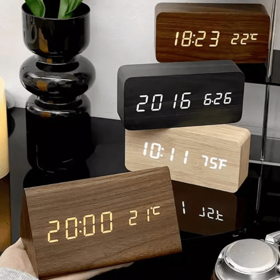 Zeitlose LED-Uhr aus Holz mit Sprachsteuerung, elegantes Wohnaccessoire, zeigt die Uhrzeit digital an.