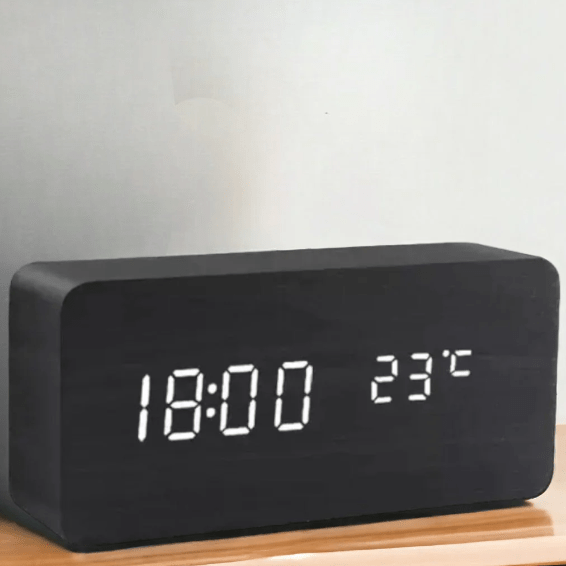 Smart Home LED-Uhr mit Sprachsteuerung, Holzuhr im modernen, minimalistischen Design, als Wecker nutzbar.