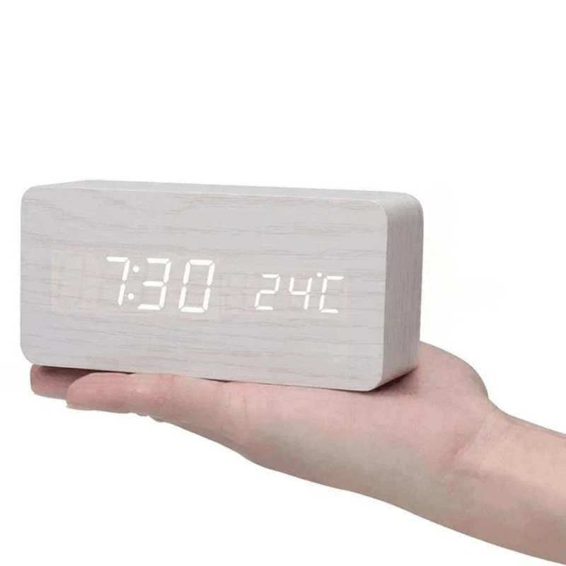 Holz-LED-Uhr mit Sprachsteuerung, modernes Wohnaccessoire für Zeitanzeige und als Wecker im Schlafzimmer.