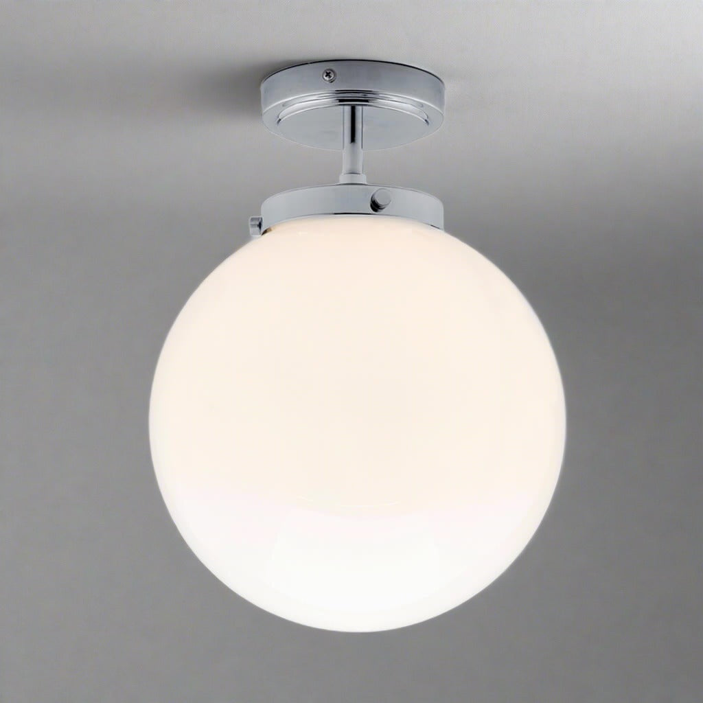 Moderne LED Kugel-Deckenleuchte für Badezimmer, elegante Feuchtraumlampe mit Ambientebeleuchtung und Wohndesign.