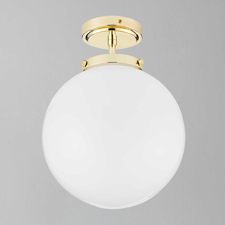 Ambientebeleuchtung mit Kugel-Deckenleuchte. Perfekt als moderne Badezimmerlampe und stilvolles Wohndesign-Element.