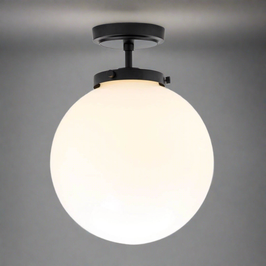 Feuchtraum geeignete LED-Kugel-Deckenleuchte, moderne und sichere Badezimmerbeleuchtung. Helles Licht im Badezimmer.
