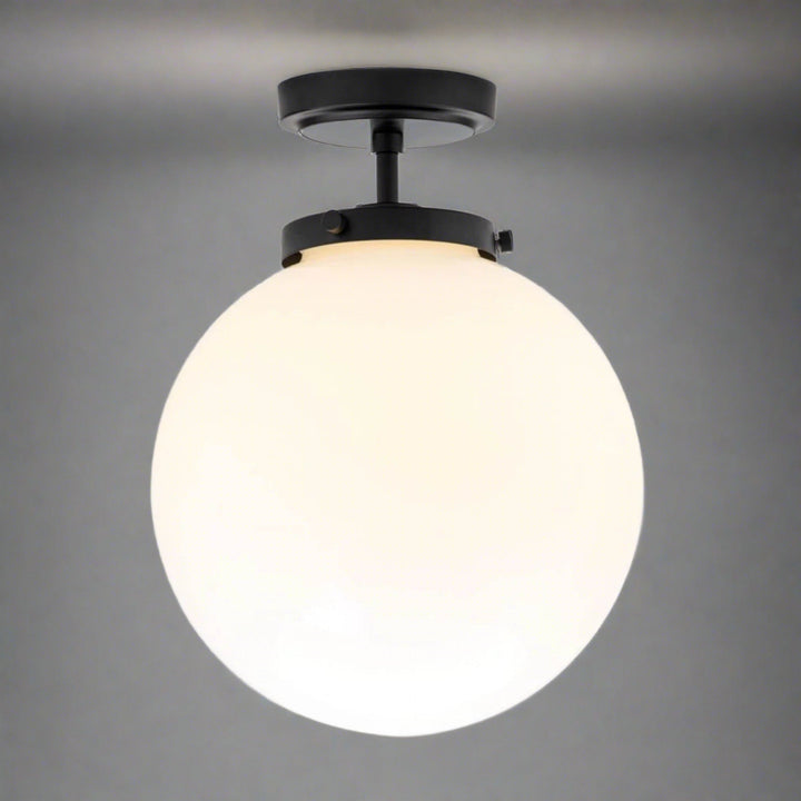 Feuchtraum geeignete LED-Kugel-Deckenleuchte, moderne und sichere Badezimmerbeleuchtung. Helles Licht im Badezimmer.