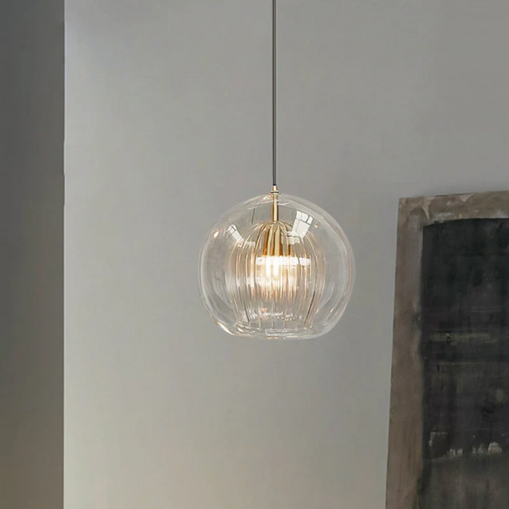 Elegante LED-Leuchte Kugeldesign, warmweißes Licht, stilvolle Innenbeleuchtung.
