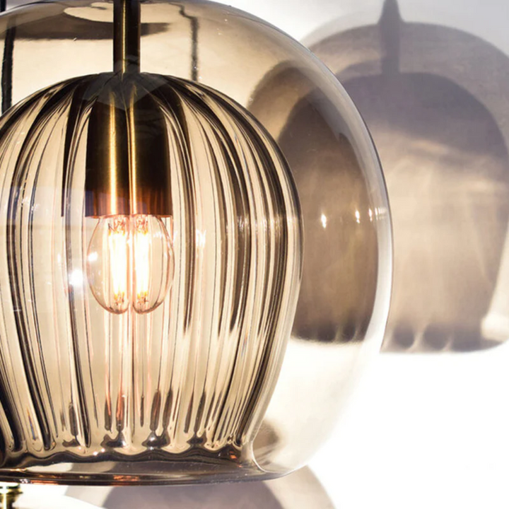 Elegante LED-Kugellampe, höhenverstellbar, ideales Deckenlicht für modernes Wohnen.
